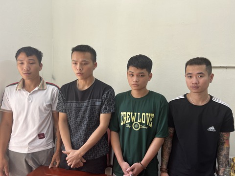 Khởi tố nhóm thanh niên chăn dắt, đưa thiếu nữ dưới 16 tuổi phục vụ quán karaoke - Ảnh 1. Khởi tố nhóm thanh niên chăn dắt, đưa thiếu nữ dưới 16 tuổi phục vụ quán karaoke - Ảnh 1.
