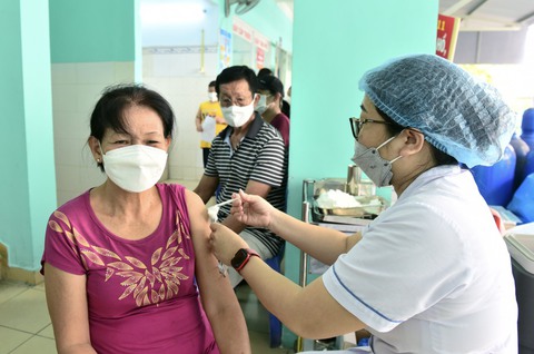 Làm sao để bảo vệ người suy giảm miễn dịch trước COVID-19? - Ảnh 2. Làm sao để bảo vệ người suy giảm miễn dịch trước COVID-19? - Ảnh 2.