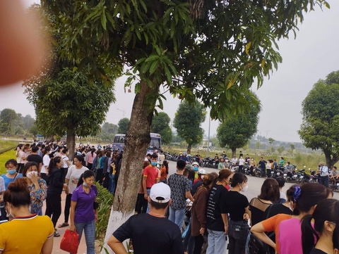 Hàng trăm công nhân công ty sản xuất, lắp ráp máy tính bảng ở Phú Thọ đình công - Ảnh 1. Hàng trăm công nhân công ty sản xuất, lắp ráp máy tính bảng ở Phú Thọ đình công - Ảnh 1.