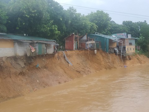 Mưa lũ ở Hà Giang làm sập 12 nhà dân, 2 người bị thương - Ảnh 2. Mưa lũ ở Hà Giang làm sập 12 nhà dân, 2 người bị thương - Ảnh 2.