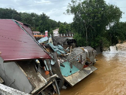 Mưa lớn tại Hà Giang: Lật thuyền khi qua sông, vợ mất tích, chồng thoát chết - Ảnh 1. Mưa lớn tại Hà Giang: Lật thuyền khi qua sông, vợ mất tích, chồng thoát chết - Ảnh 1.