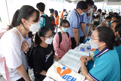 Điểm chuẩn đại học biến động không nhiều - Ảnh 1. Điểm chuẩn đại học biến động không nhiều - Ảnh 1.