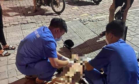 Nam thanh niên bị đâm gục trên vỉa hè Hà Nội - Ảnh 1. Nam thanh niên bị đâm gục trên vỉa hè Hà Nội - Ảnh 1.