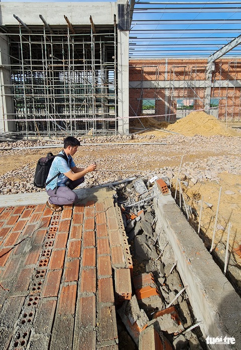 Sập tường làm 5 người chết ở Bình Định: Thi công không đảm bảo yêu cầu thiết kế? - Ảnh 6. Sập tường làm 5 người chết ở Bình Định: Thi công không đảm bảo yêu cầu thiết kế? - Ảnh 6.