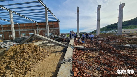 Sập tường làm 5 người chết ở Bình Định: Thi công không đảm bảo yêu cầu thiết kế? - Ảnh 5. Sập tường làm 5 người chết ở Bình Định: Thi công không đảm bảo yêu cầu thiết kế? - Ảnh 5.