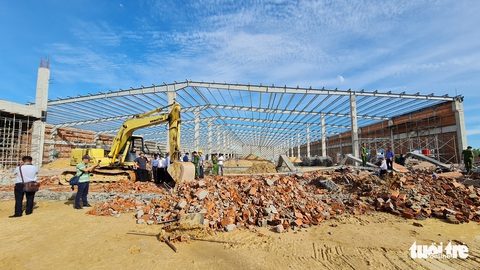 Sập tường làm 5 người chết ở Bình Định: Thi công không đảm bảo yêu cầu thiết kế? - Ảnh 1. Sập tường làm 5 người chết ở Bình Định: Thi công không đảm bảo yêu cầu thiết kế? - Ảnh 1.