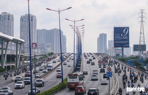 ‘Túa mồ hôi’ trên đường từ khu Đông vào trung tâm TP.HCM đi làm - Ảnh 4. ‘Túa mồ hôi’ trên đường từ khu Đông vào trung tâm TP.HCM đi làm - Ảnh 4.