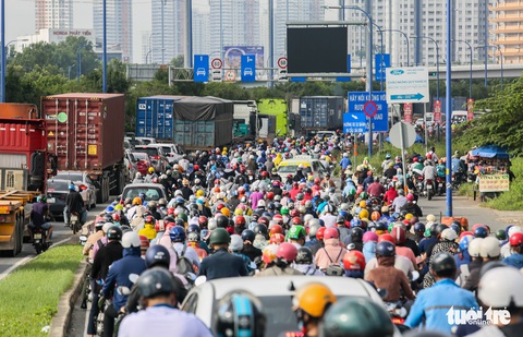 ‘Túa mồ hôi’ trên đường từ khu Đông vào trung tâm TP.HCM đi làm - Ảnh 7. ‘Túa mồ hôi’ trên đường từ khu Đông vào trung tâm TP.HCM đi làm - Ảnh 7.