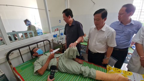 Sập tường đang xây trong khu công nghiệp: Tôi phải về nhìn mặt chồng tôi lần cuối - Ảnh 3. Sập tường đang xây trong khu công nghiệp: Tôi phải về nhìn mặt chồng tôi lần cuối - Ảnh 3.