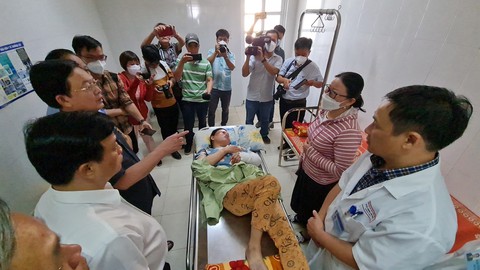 Sập tường đang xây trong khu công nghiệp: Tôi phải về nhìn mặt chồng tôi lần cuối - Ảnh 2. Sập tường đang xây trong khu công nghiệp: Tôi phải về nhìn mặt chồng tôi lần cuối - Ảnh 2.