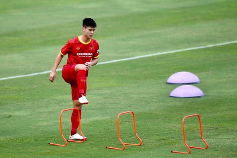 Trung vệ Duy Mạnh vẫn chưa tìm được giấy tờ sau khi mất ví ở sân bay - Ảnh 1. Trung vệ Duy Mạnh vẫn chưa tìm được giấy tờ sau khi mất ví ở sân bay - Ảnh 1.