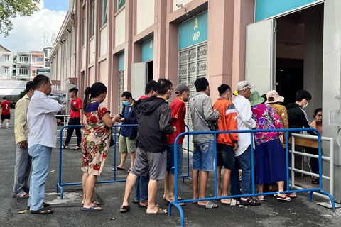 Ngày đầu bán gần 2.000 vé xem tuyển Việt Nam đấu Singapore - Ảnh 3. Ngày đầu bán gần 2.000 vé xem tuyển Việt Nam đấu Singapore - Ảnh 3.