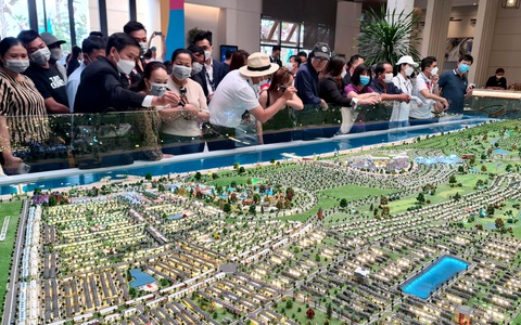 TP.HCM rà soát 25 doanh nghiệp thành lập sàn giao dịch bất động sản - Ảnh 1. Nhân viên một sàn giao dịch bất động sản giới thiệu cho khách hàng các căn hộ đang mở bán tại một dự án bất động sản - Ảnh: NGỌC HIỂN
