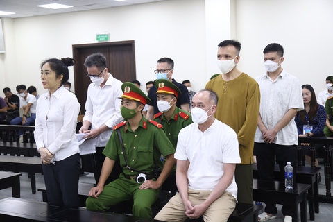 Xét xử 2 cựu cán bộ C03 vụ nhận 3,7 triệu USD chạy án cho giám đốc Bệnh viện Thủ Đức - Ảnh 1. Xét xử 2 cựu cán bộ C03 vụ nhận 3,7 triệu USD chạy án cho giám đốc Bệnh viện Thủ Đức - Ảnh 1.