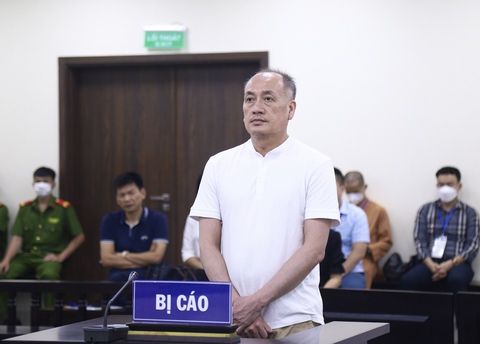 2 cựu cán bộ C03 nhận 3,7 triệu USD chạy án bị đề nghị từ 6-10 năm tù - Ảnh 1. 2 cựu cán bộ C03 nhận 3,7 triệu USD chạy án bị đề nghị từ 6-10 năm tù - Ảnh 1.