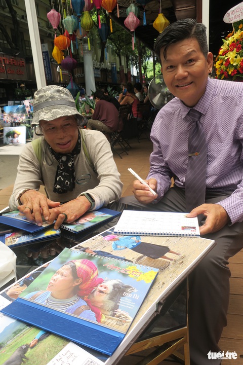 Triển lãm ảnh gây quỹ cho học sinh vùng cao nguyên đá - Ảnh 2. Triển lãm ảnh gây quỹ cho học sinh vùng cao nguyên đá - Ảnh 2.