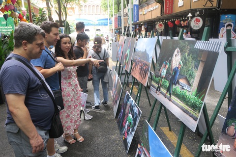 Triển lãm ảnh gây quỹ cho học sinh vùng cao nguyên đá - Ảnh 1. Triển lãm ảnh gây quỹ cho học sinh vùng cao nguyên đá - Ảnh 1.