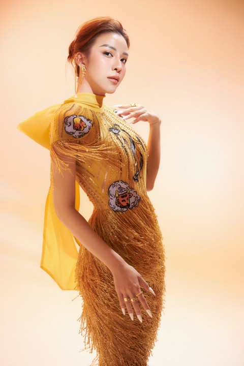 Sao nữ được yêu thích phim Duyên kiếp khoe dáng với váy tua rua rực rỡ - Ảnh 2. Sao nữ được yêu thích phim Duyên kiếp khoe dáng với váy tua rua rực rỡ - Ảnh 2.
