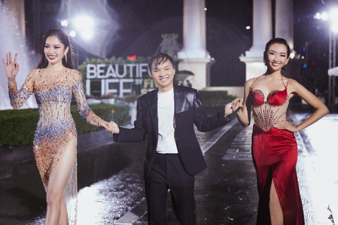 Người đẹp Hoa khôi sông Vàm che ô đi catwalk dưới mưa - Ảnh 7. Người đẹp Hoa khôi sông Vàm che ô đi catwalk dưới mưa - Ảnh 7.
