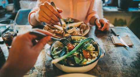 Nghiên cứu mới: Người ăn cả ngày lẫn đêm dễ bị trầm cảm - Ảnh 1. Nghiên cứu mới: Người ăn cả ngày lẫn đêm dễ bị trầm cảm - Ảnh 1.