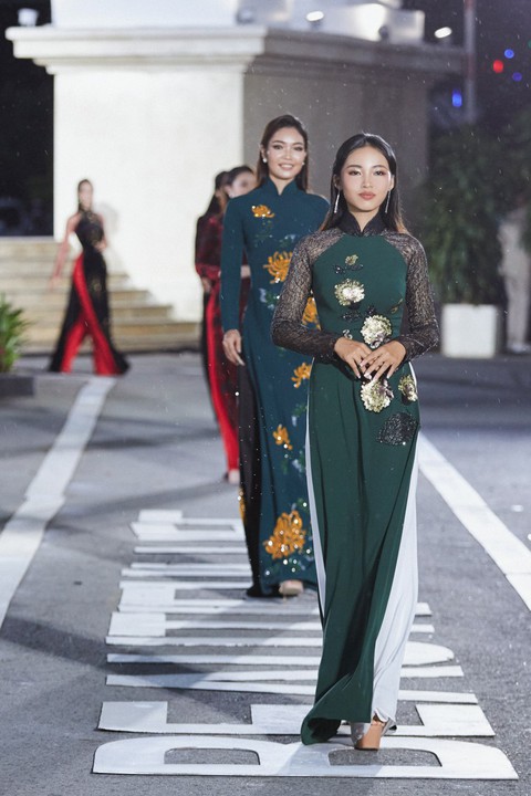 Người đẹp Hoa khôi sông Vàm che ô đi catwalk dưới mưa - Ảnh 1. Người đẹp Hoa khôi sông Vàm che ô đi catwalk dưới mưa - Ảnh 1.