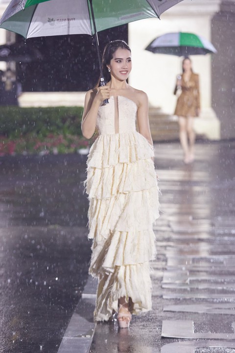 Người đẹp Hoa khôi sông Vàm che ô đi catwalk dưới mưa - Ảnh 2. Người đẹp Hoa khôi sông Vàm che ô đi catwalk dưới mưa - Ảnh 2.