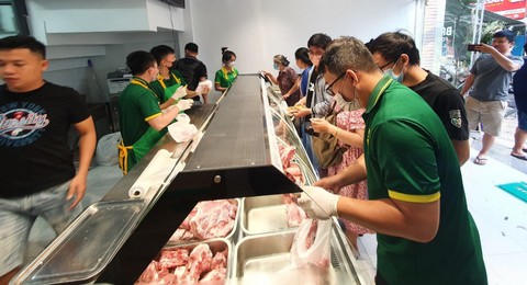 Nhiều khách hàng tò mò với thịt heo ăn chuối của bầu Đức - Ảnh 1. Nhiều khách hàng tò mò với thịt heo ăn chuối của bầu Đức - Ảnh 1.