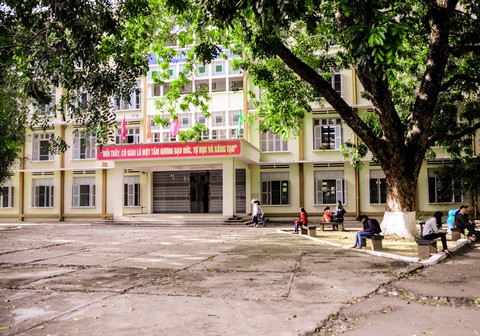 Giảng viên ĐH Kinh tế Đà Nẵng thừa nhận nhờ sinh viên đi thi hộ - Ảnh 1. Giảng viên ĐH Kinh tế Đà Nẵng thừa nhận nhờ sinh viên đi thi hộ - Ảnh 1.