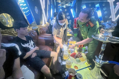 52 người dương tính với ma túy trong club giữa khuya, có cả nhân viên và bảo vệ - Ảnh 2. 52 người dương tính với ma túy trong club giữa khuya, có cả nhân viên và bảo vệ - Ảnh 2.