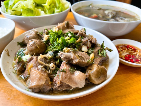 Người miền Trung om vịt, nấu canh chua cá kình với sấu Bắc cuối mùa - Ảnh 7. Người miền Trung om vịt, nấu canh chua cá kình với sấu Bắc cuối mùa - Ảnh 7.