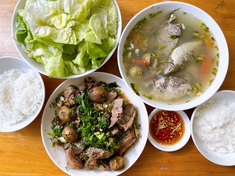 Người miền Trung om vịt, nấu canh chua cá kình với sấu Bắc cuối mùa - Ảnh 1. Người miền Trung om vịt, nấu canh chua cá kình với sấu Bắc cuối mùa - Ảnh 1.