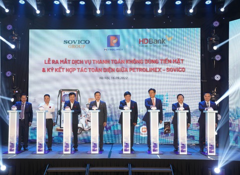Petrolimex ra mắt dịch vụ thanh toán không dùng tiền mặt - Ảnh 1. Petrolimex ra mắt dịch vụ thanh toán không dùng tiền mặt - Ảnh 1.