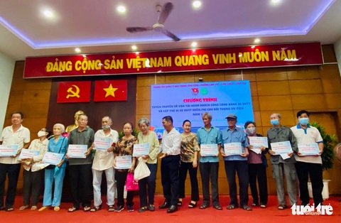 Hàng trăm người cao tuổi ở Thủ Đức nhận thẻ đi xe buýt miễn phí - Ảnh 1. Hàng trăm người cao tuổi ở Thủ Đức nhận thẻ đi xe buýt miễn phí - Ảnh 1.