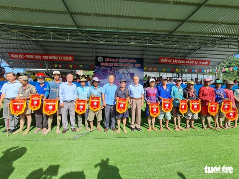 Đua bò mở lại ở An Giang sau dịch COVID-19 - Ảnh 3. Đua bò mở lại ở An Giang sau dịch COVID-19 - Ảnh 3.