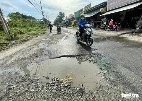 Con đường 2km ở Thủ Đức chi chít ổ gà, ổ voi, ngày nào cũng có người té ngã - Ảnh 4. Con đường 2km ở Thủ Đức chi chít ổ gà, ổ voi, ngày nào cũng có người té ngã - Ảnh 4.