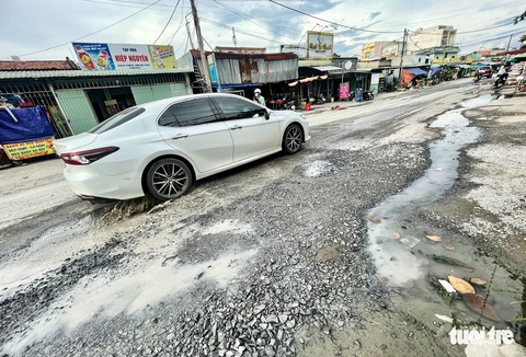 Con đường 2km ở Thủ Đức chi chít ổ gà, ổ voi, ngày nào cũng có người té ngã - Ảnh 5. Con đường 2km ở Thủ Đức chi chít ổ gà, ổ voi, ngày nào cũng có người té ngã - Ảnh 5.