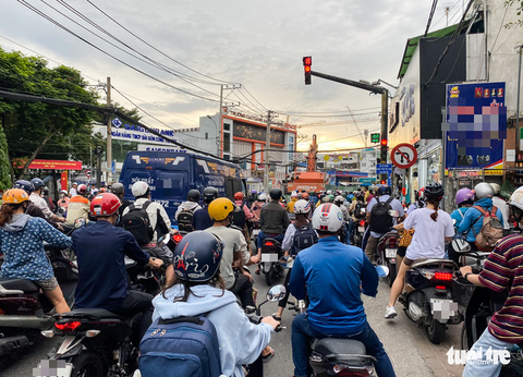 Con đường 2km ở Thủ Đức chi chít ổ gà, ổ voi, ngày nào cũng có người té ngã - Ảnh 3. Con đường 2km ở Thủ Đức chi chít ổ gà, ổ voi, ngày nào cũng có người té ngã - Ảnh 3.