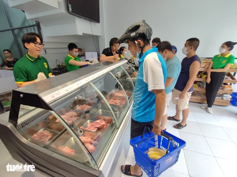 Heo ăn chuối luôn hết sạch, bầu Đức tính mở 1.000 cửa hàng - Ảnh 1. Heo ăn chuối luôn hết sạch, bầu Đức tính mở 1.000 cửa hàng - Ảnh 1.