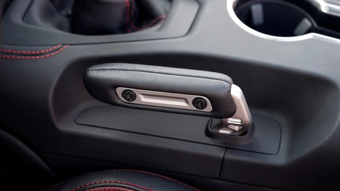 Ford Mustang đời mới có phanh tay độc đáo bậc nhất thị trường - Ảnh 1. Ford Mustang đời mới có phanh tay độc đáo bậc nhất thị trường - Ảnh 1.
