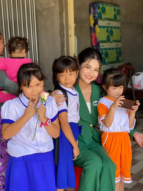 Hoa hậu Nguyễn Thanh Hà đẹp rạng rỡ với trái tim nhân ái - Ảnh 4. Hoa hậu Nguyễn Thanh Hà đẹp rạng rỡ với trái tim nhân ái - Ảnh 4.