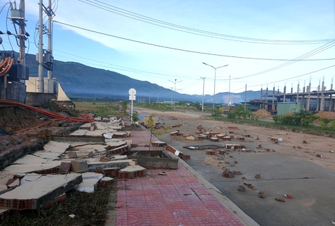 Lại sập tường dài 20m đối diện bức tường sập làm 5 người chết trong Khu công nghiệp Nhơn Hòa - Ảnh 1. Lại sập tường dài 20m đối diện bức tường sập làm 5 người chết trong Khu công nghiệp Nhơn Hòa - Ảnh 1.