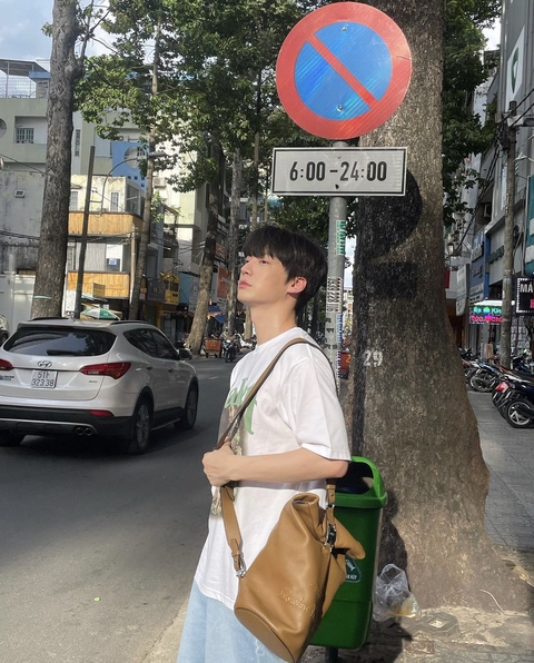 Loạt ảnh ‘du lịch vỉa hè’ Sài Gòn của Ahn Jae Hyun gây sốt - Ảnh 2. Loạt ảnh ‘du lịch vỉa hè’ Sài Gòn của Ahn Jae Hyun gây sốt - Ảnh 2.
