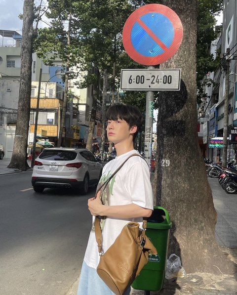 Loạt ảnh ‘du lịch vỉa hè’ Sài Gòn của Ahn Jae Hyun gây sốt - Ảnh 3. Loạt ảnh ‘du lịch vỉa hè’ Sài Gòn của Ahn Jae Hyun gây sốt - Ảnh 3.