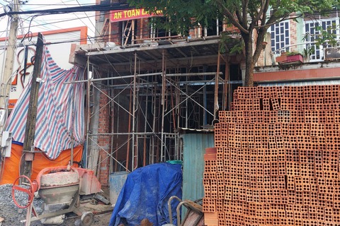 Sau tiếng nổ lớn, nữ công nhân bị điện giật bỏng nửa người - Ảnh 1. Sau tiếng nổ lớn, nữ công nhân bị điện giật bỏng nửa người - Ảnh 1.