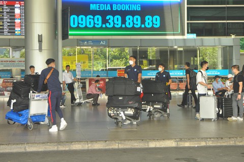 Tuyển Singapore đến TP.HCM, chuẩn bị đá giao hữu với tuyển Việt Nam - Ảnh 2. Tuyển Singapore đến TP.HCM, chuẩn bị đá giao hữu với tuyển Việt Nam - Ảnh 2.