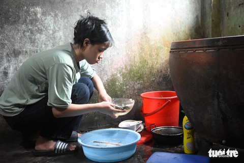 Mỗi ngày ăn một bữa, Trâm mồ côi nuôi giấc mơ vào đại học - Ảnh 2. Mỗi ngày ăn một bữa, Trâm mồ côi nuôi giấc mơ vào đại học - Ảnh 2.