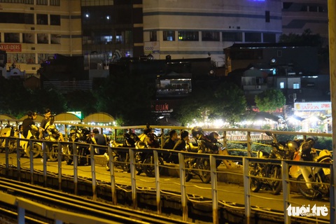 Đêm chen chúc ngựa xe trên cầu sắt lắt lẻo để ru tình và hóng gió thu - Ảnh 3. Đêm chen chúc ngựa xe trên cầu sắt lắt lẻo để ru tình và hóng gió thu - Ảnh 3.