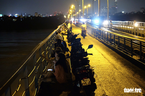 Đêm chen chúc ngựa xe trên cầu sắt lắt lẻo để ru tình và hóng gió thu - Ảnh 2. Đêm chen chúc ngựa xe trên cầu sắt lắt lẻo để ru tình và hóng gió thu - Ảnh 2.