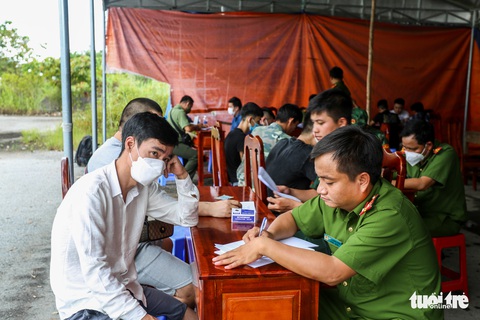 Người nhập cảnh tăng đột biến sau vụ 56 người Việt tháo chạy khỏi casino Campuchia - Ảnh 1. Người nhập cảnh tăng đột biến sau vụ 56 người Việt tháo chạy khỏi casino Campuchia - Ảnh 1.