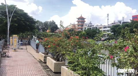 Tiểu bậy thản nhiên giữa thành phố, những góc công viên bốc mùi nồng nặc - Ảnh 5. Tiểu bậy thản nhiên giữa thành phố, những góc công viên bốc mùi nồng nặc - Ảnh 5.
